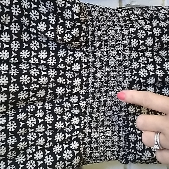 NWT Max Studio Black/White Tie Front V-Neck Blouse. Size Small - Picture 7 of 10
